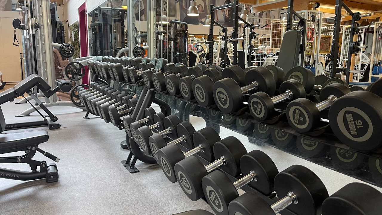 Freihantelbereich im BIG Fitness Laufen mit Kurz- und Langhanteln