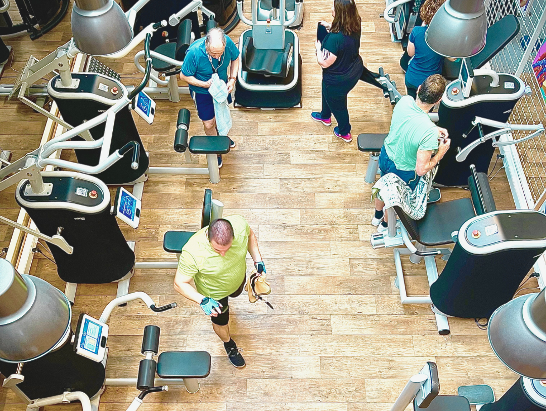 Trainingsbereich von oben -- Mitglieder beim Training im BIG Fitness Laufen