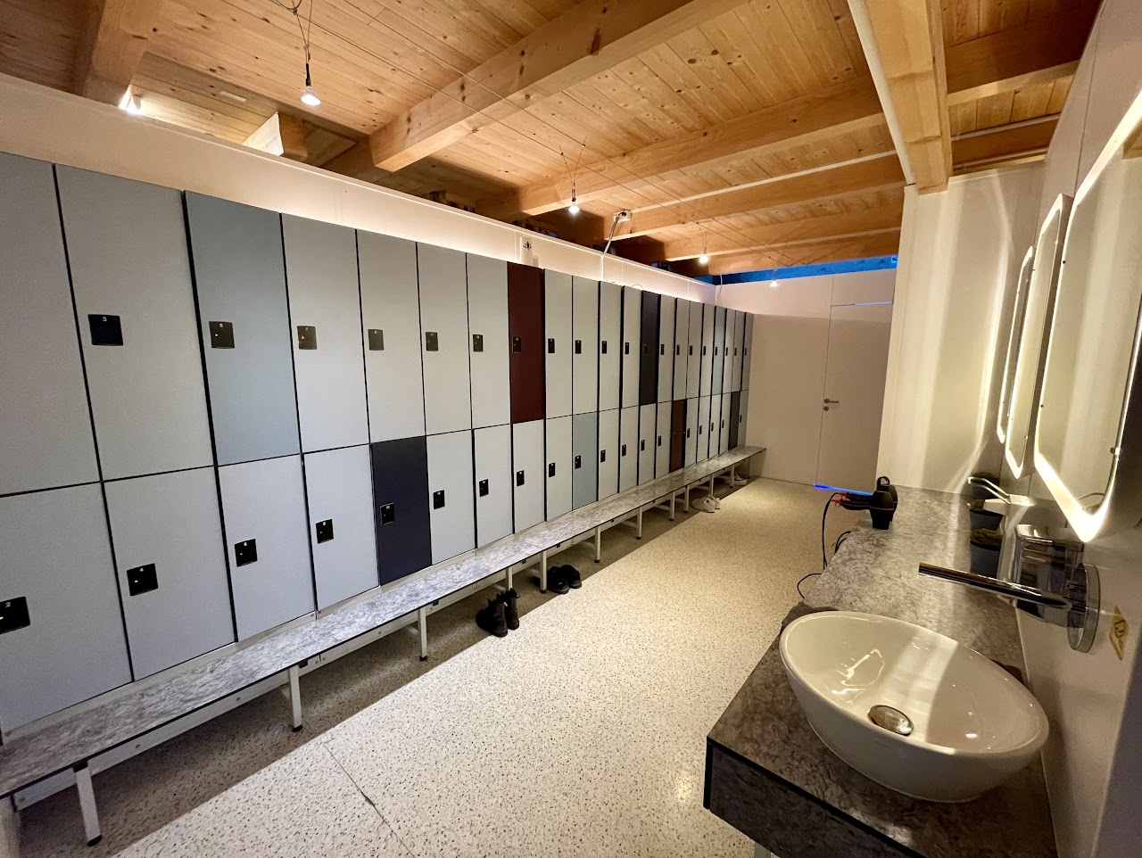 Moderne Umkleide mit Schliessfächern im BIG Fitness Laufen